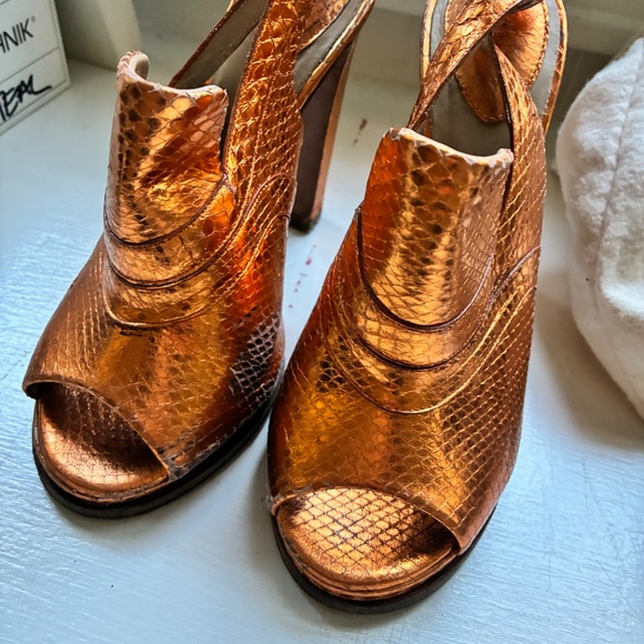 Chloe Metallic Orange Python Embossed Pumps - Picture 2 of 3